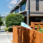 Vintage 3 Bedroom Home In Prime Eastlake Seattle With Private Parking